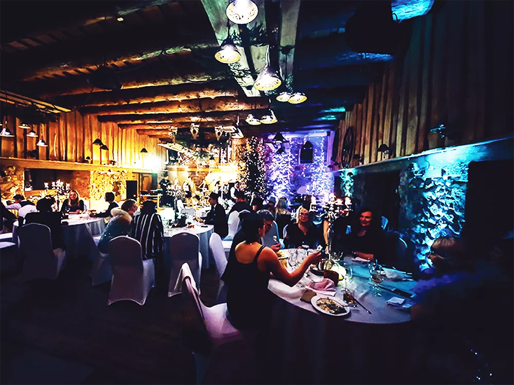 Ziemassvētku balle uzņēmumam viesu namā ar svētku noskaņu un deju grīdu Springšļu dzirnavās