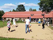 Sporta spēļu diena uzņēmuma darbiniekiem brīvā dabā ar volejbola laukumu