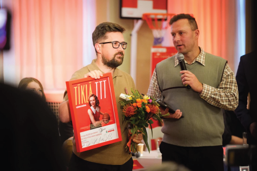 Preses brīfings nelielā telpā ar vienkāršu tehnisko nodrošinājumu un mikrofoniem